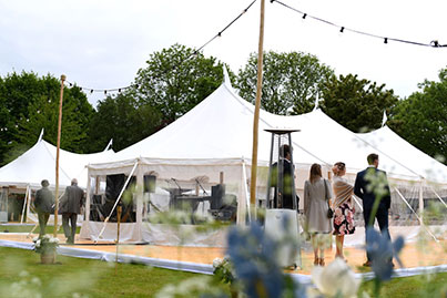 Outdoor bruiloft in nieuwe Maessen White Lodge tent, technisch en visueel aangekleed door ML Systems