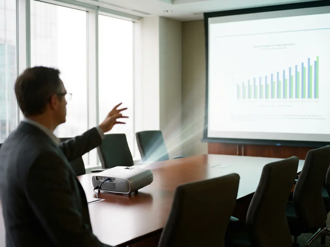 Moderne projector straalt helder licht op wit presentatiescherm in professionele vergaderruimte met houten tafel